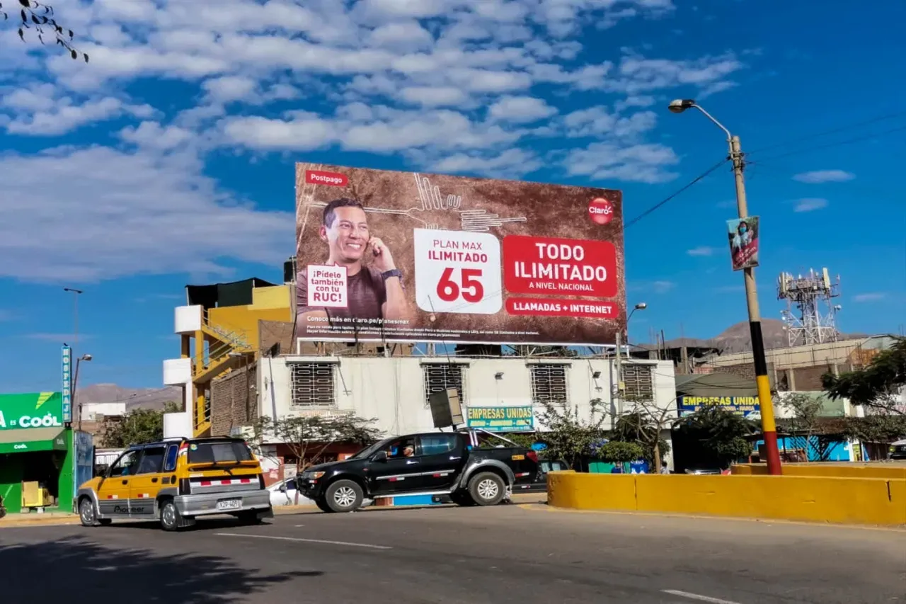 Panel publicitario en propiedad privada con alta visibilidad