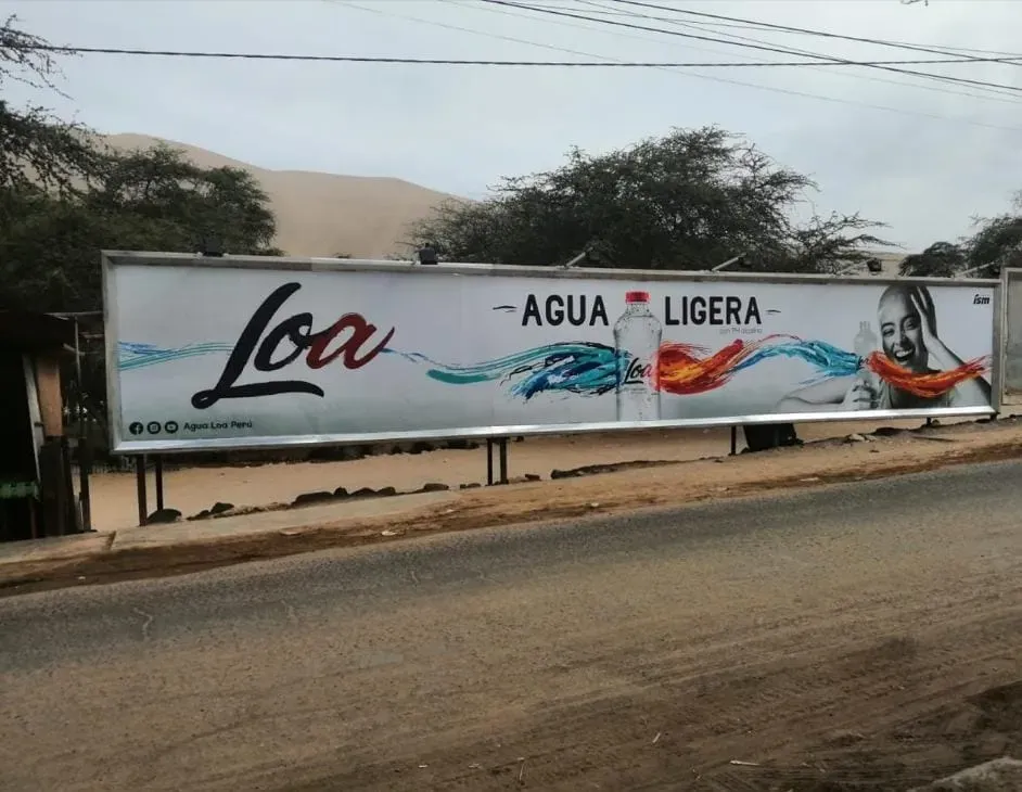 Valla publicitaria adosada a pared en avenida principal